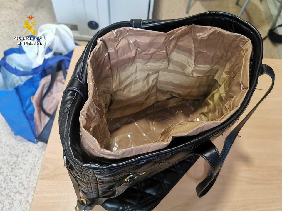 Investigadas cuatro personas por hurtos de productos de cosmética y perfumes en Calp Investigadas cuatro personas por hurtos de productos de cosmética y perfumes en Calp