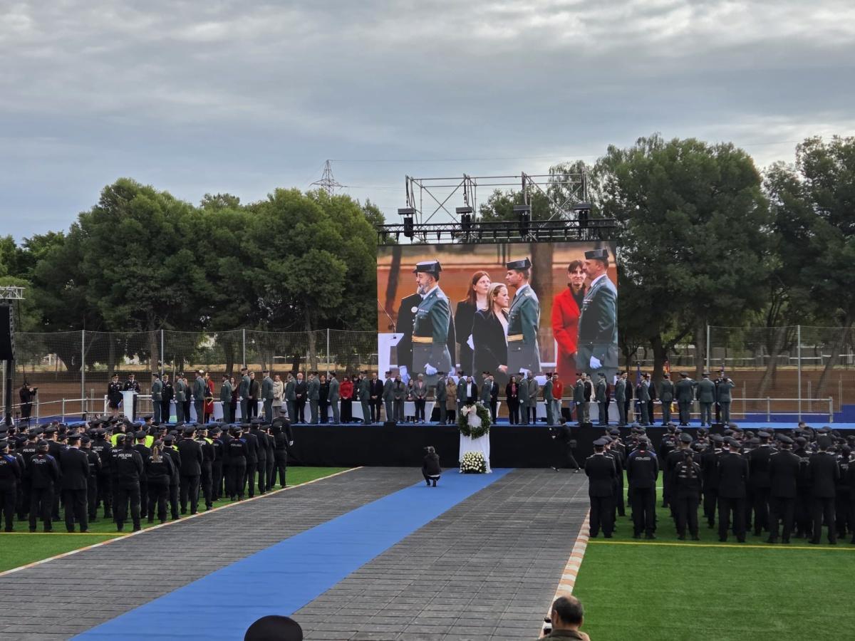 Paiporta distingue a 13 agentes de la Policía Local de Calp por su labor durante la DANA Paiporta distingue a 13 agentes de la Policía Local de Calp por su labor durante la DANA