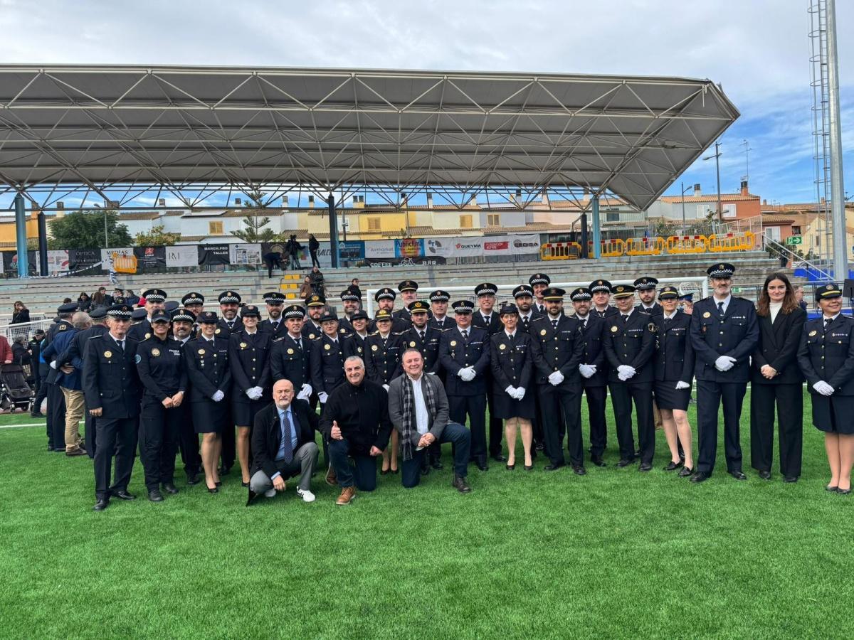 Ochenta agentes de la Policía Local de Dénia son reconocidos por Paiporta tras su labor en la DANA