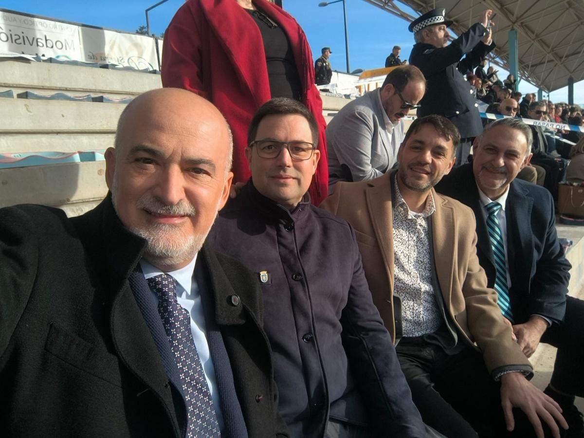 Ochenta agentes de la Policía Local de Dénia son reconocidos por Paiporta tras su labor en la DANA Ochenta agentes de la Policía Local de Dénia son reconocidos por Paiporta tras su labor en la DANA