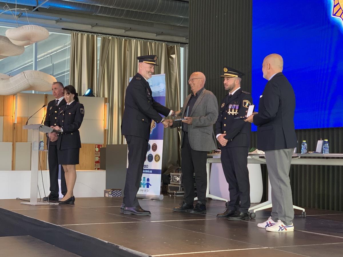 Dénia homenajea a los policías ejemplares y a Matria en el Día Nacional de la Policía Local