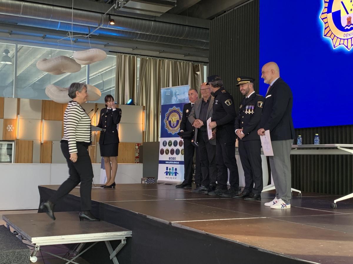 Dénia homenajea a los policías ejemplares y a Matria en el Día Nacional de la Policía Local
