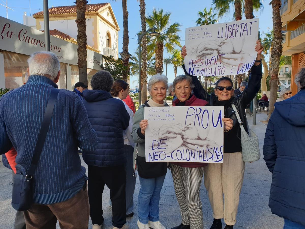 Movilización en Dénia contra la intervención de Trump en Venezuela
