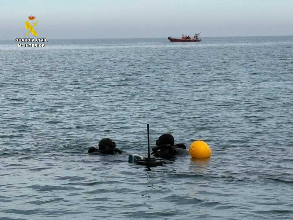 Buceadores de la Armada desactivan un proyectil de la Guerra Civil en la playa Albaranes de Dénia Buceadores de la Armada desactivan un proyectil de la Guerra Civil en la playa Albaranes de Dénia