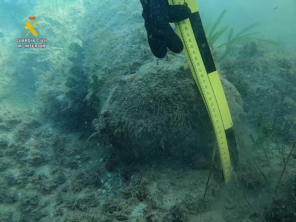 Buceadores de la Armada desactivan un proyectil de la Guerra Civil en la playa Albaranes de Dénia Buceadores de la Armada desactivan un proyectil de la Guerra Civil en la playa Albaranes de Dénia