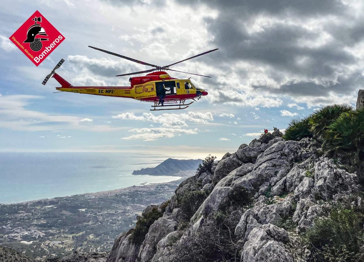 Rescatado un senderista herido en la Sierra de Bernia, en Xalò Rescatado un senderista herido en la Sierra de Bernia, en Xalò