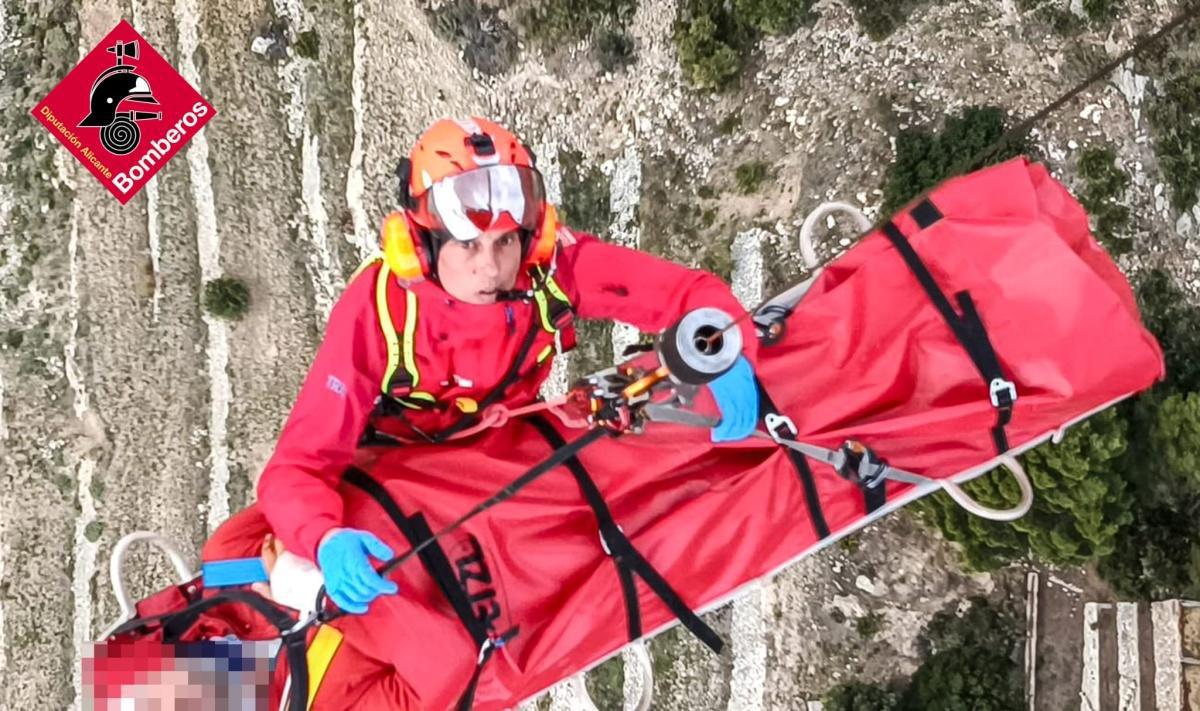 Rescatado un senderista herido en la Sierra de Bernia, en Xalò Rescatado un senderista herido en la Sierra de Bernia, en Xalò