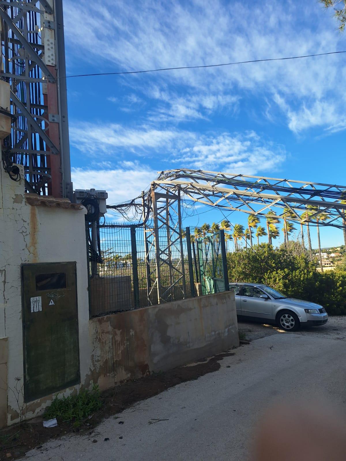 El fuerte viento parte un repetidor de Benissa El fuerte viento parte un repetidor de Benissa