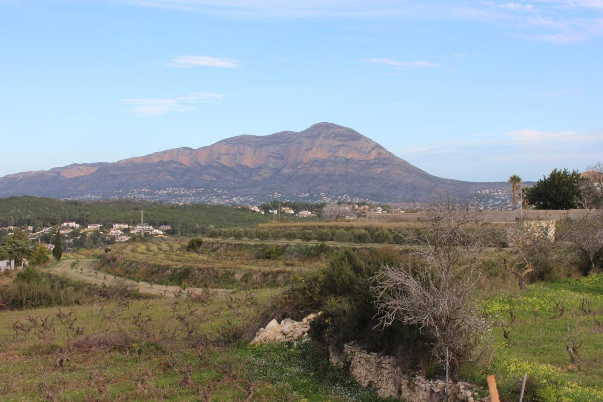 Benitatxell inaugura el nuevo parking El Mirador, con vistas a viñedos, montañas y el mar Benitatxell inaugura el nuevo parking El Mirador, con vistas a viñedos, montañas y el mar