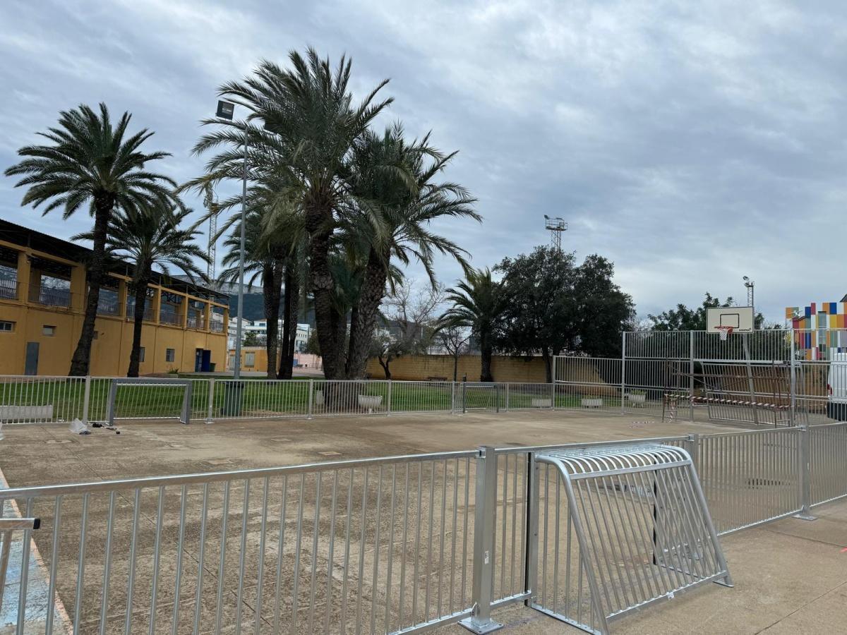 Dénia amplía los espacios deportivos de uso libre con una nueva pista en el polideportivo