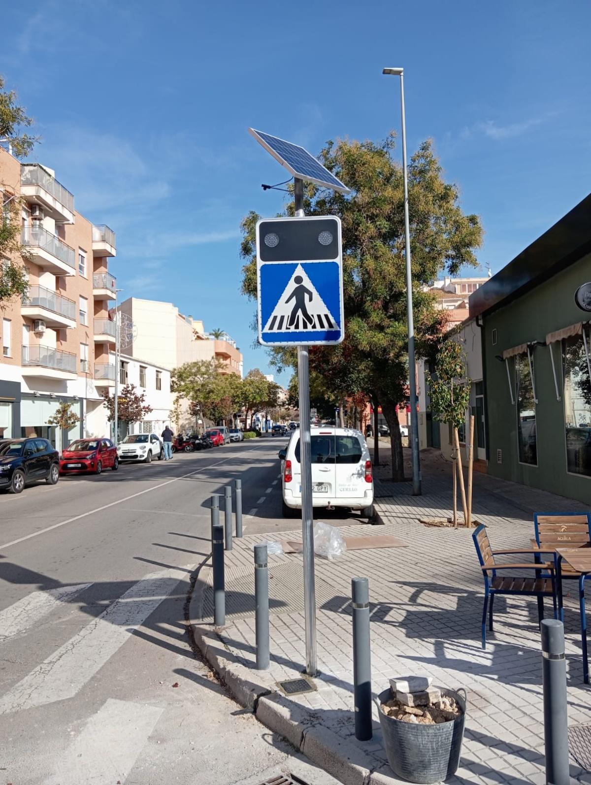 Dénia comienza la instalación de pasos de peatones inteligentes en 38 puntos estratégicos 