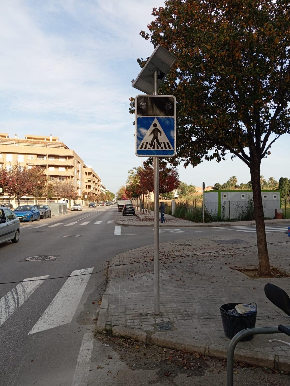 Dénia comienza la instalación de pasos de peatones inteligentes en 38 puntos estratégicos 