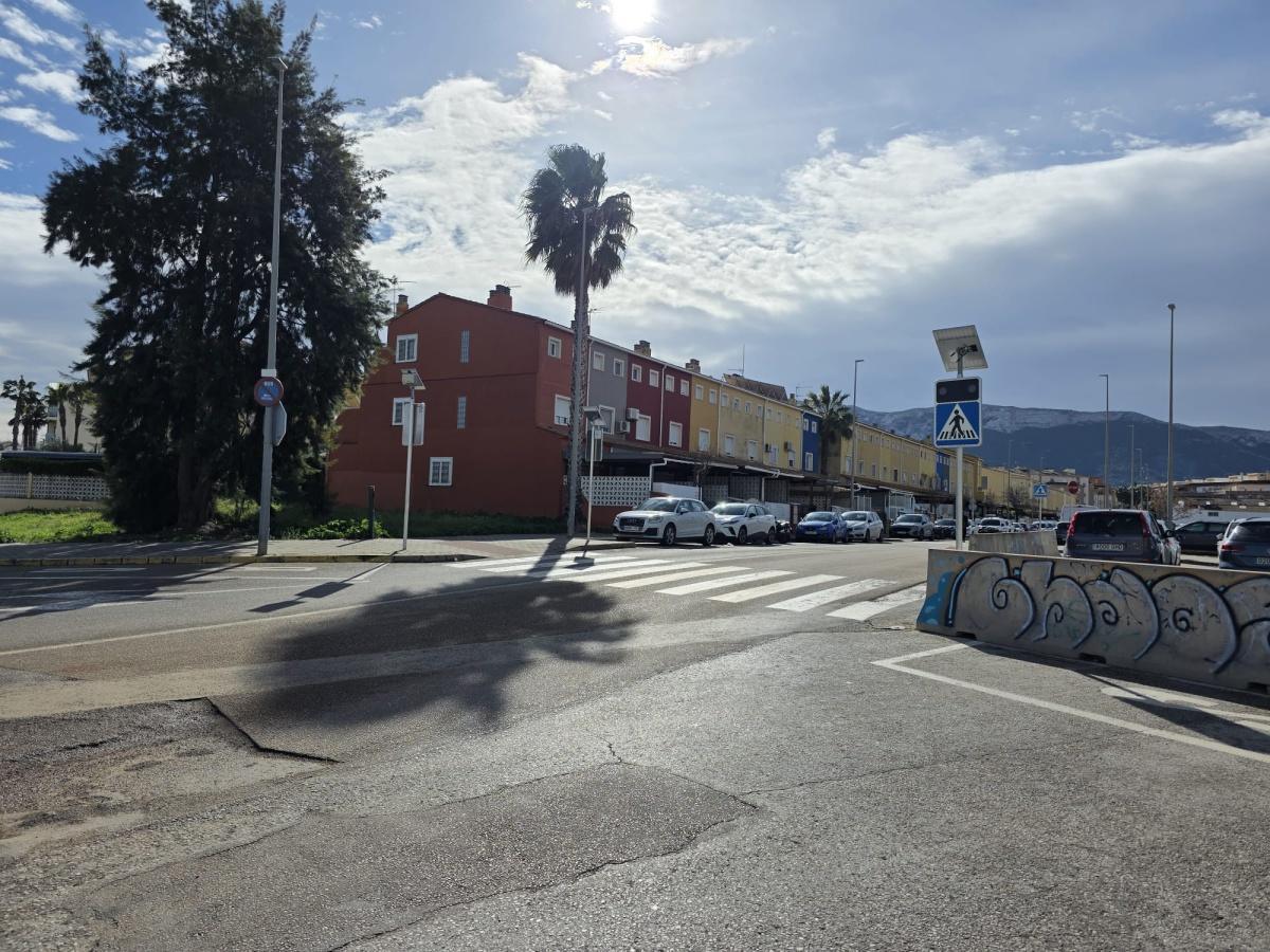 Dénia comienza la instalación de pasos de peatones inteligentes en 38 puntos estratégicos 