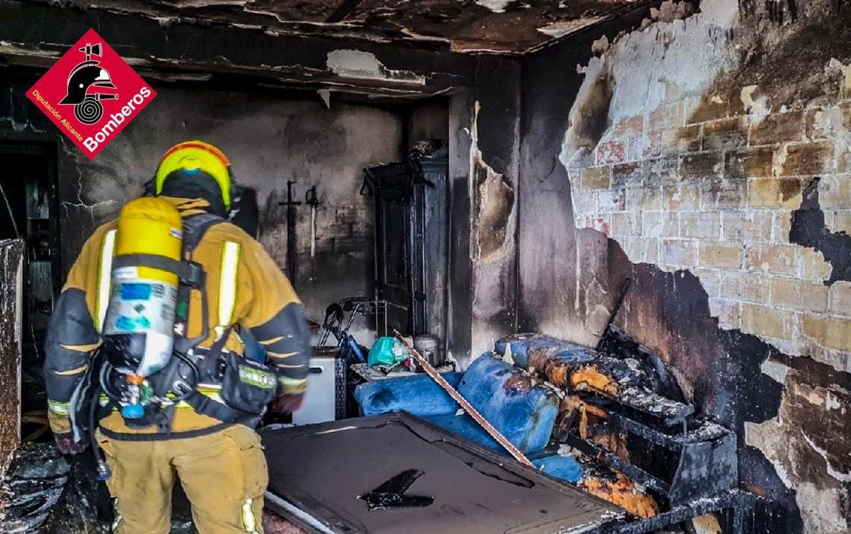 Un incendio en una vivienda de Dénia obliga a evacuar a tres personas por acumulación de humo
