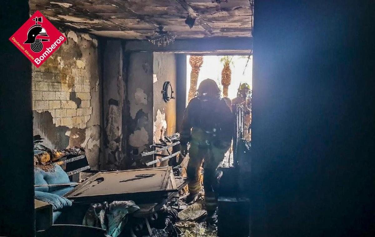 Un incendio en una vivienda de Dénia obliga a evacuar a tres personas por acumulación de humo