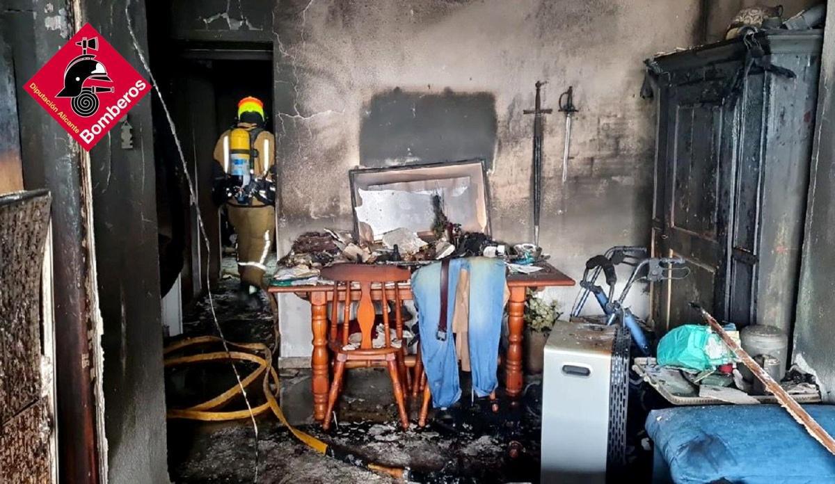 Un incendio en una vivienda de Dénia obliga a evacuar a tres personas por acumulación de humo