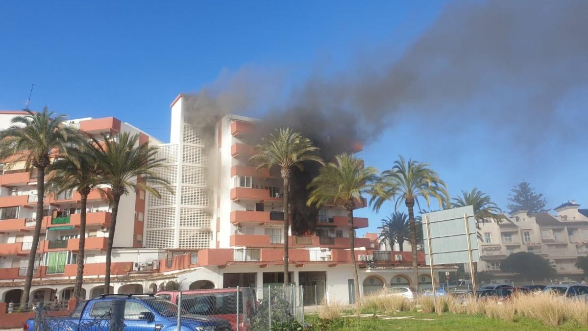 Fallecen dos personas en un incendio en un bloque de viviendas Fallecen dos personas en un incendio en un bloque de viviendas