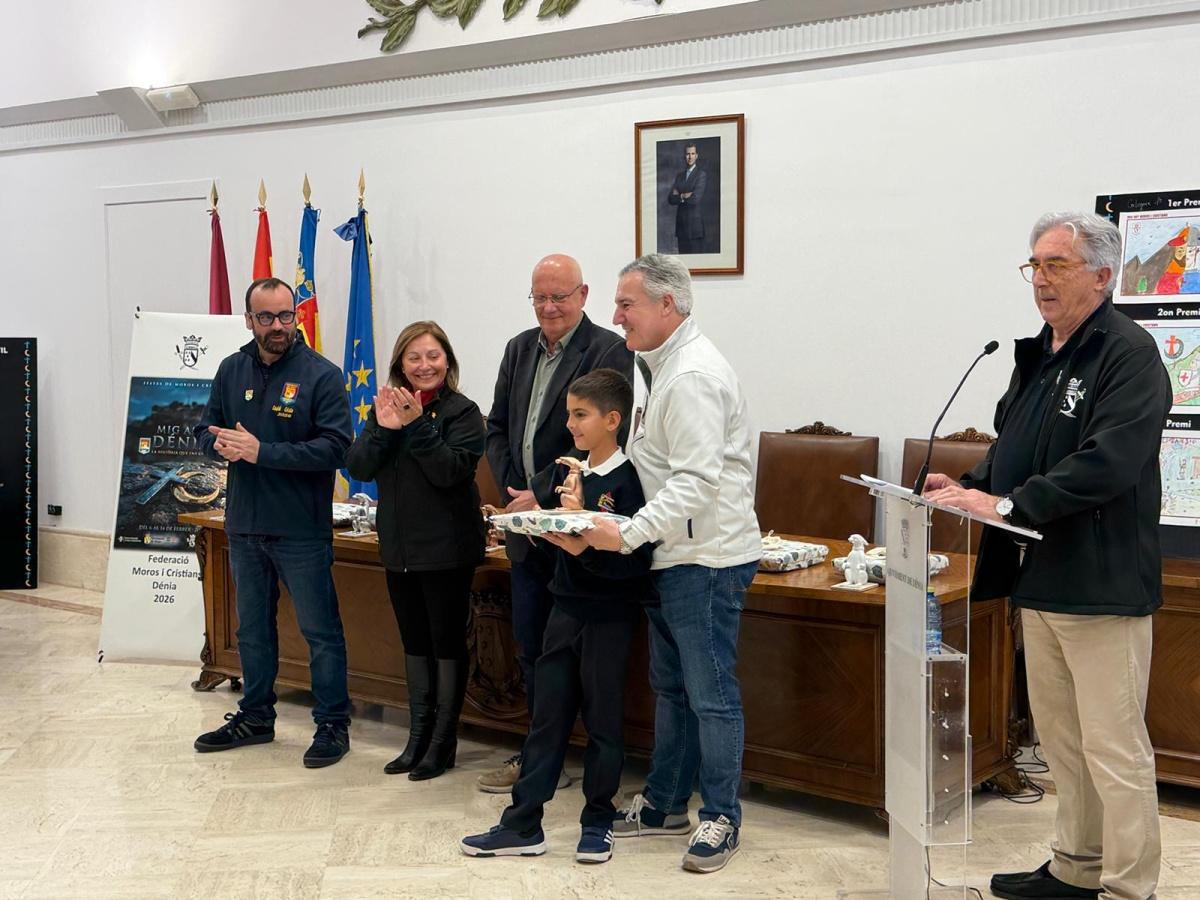 Los Moros y Cristianos de Dénia entregan los premios del Concurso de Pintura Los Moros y Cristianos de Dénia entregan los premios del Concurso de Pintura