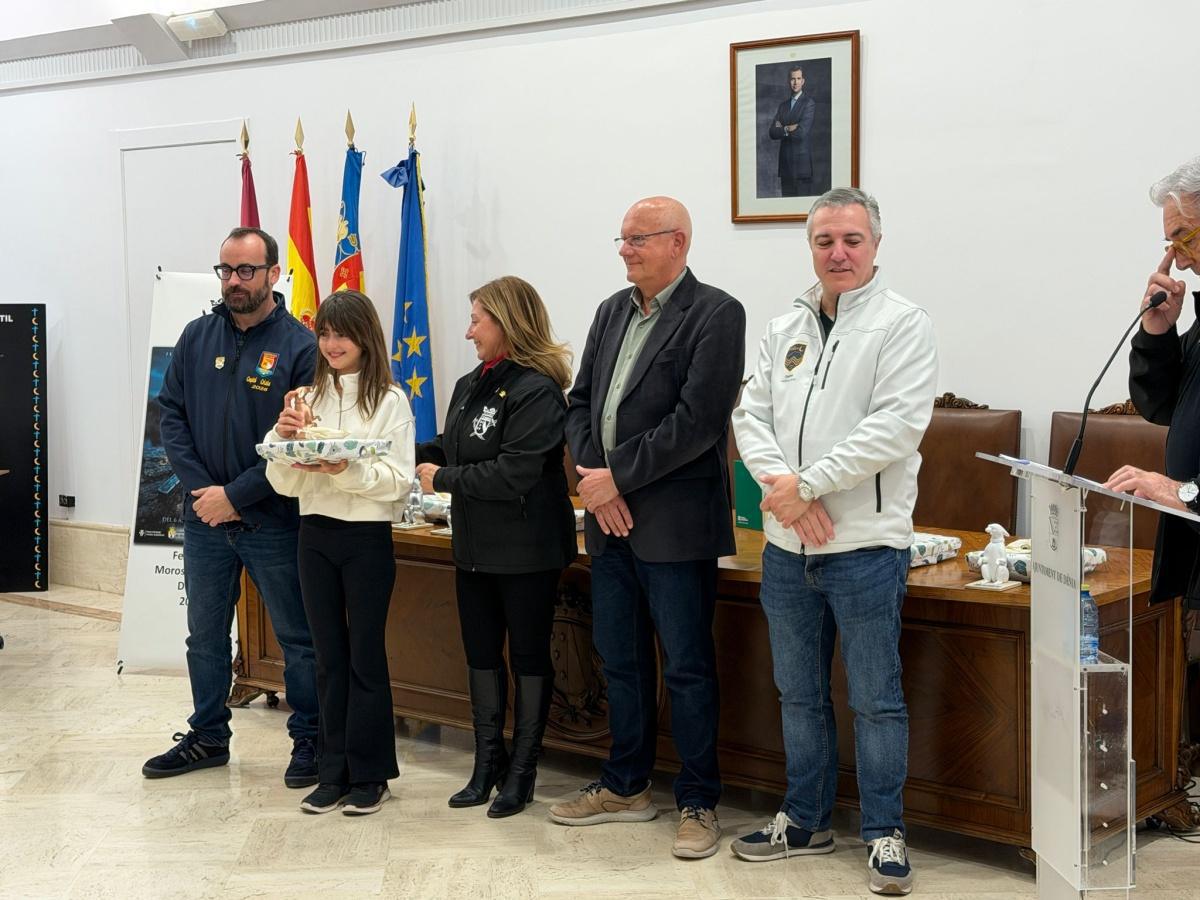 Los Moros y Cristianos de Dénia entregan los premios del Concurso de Pintura Los Moros y Cristianos de Dénia entregan los premios del Concurso de Pintura