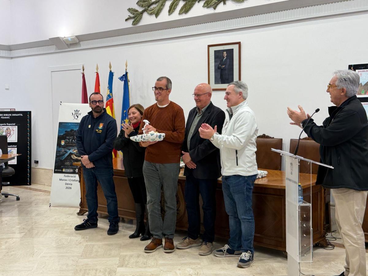 Los Moros y Cristianos de Dénia entregan los premios del Concurso de Pintura Los Moros y Cristianos de Dénia entregan los premios del Concurso de Pintura