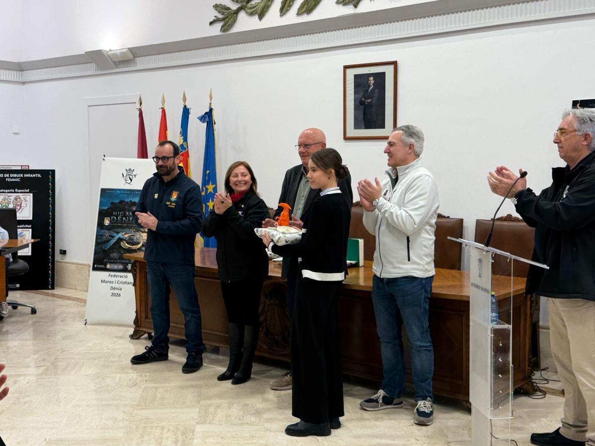 Los Moros y Cristianos de Dénia entregan los premios del Concurso de Pintura Los Moros y Cristianos de Dénia entregan los premios del Concurso de Pintura