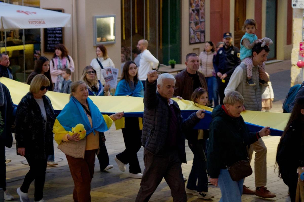 Marcha en Dénia por el futuro de los niños en Ucrania en el cuarto aniversario de la invasión rusa