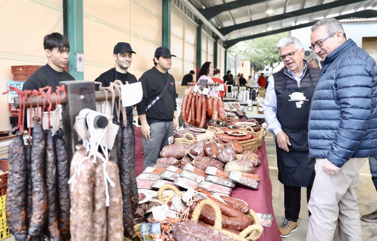 El presidente de la Diputación se convierte en Torraor d'Honor de la XIV Feria del Embutido de la Vall de Pop El presidente de la Diputación se convierte en Torraor d'Honor de la XIV Feria del Embutido de la Vall de Pop