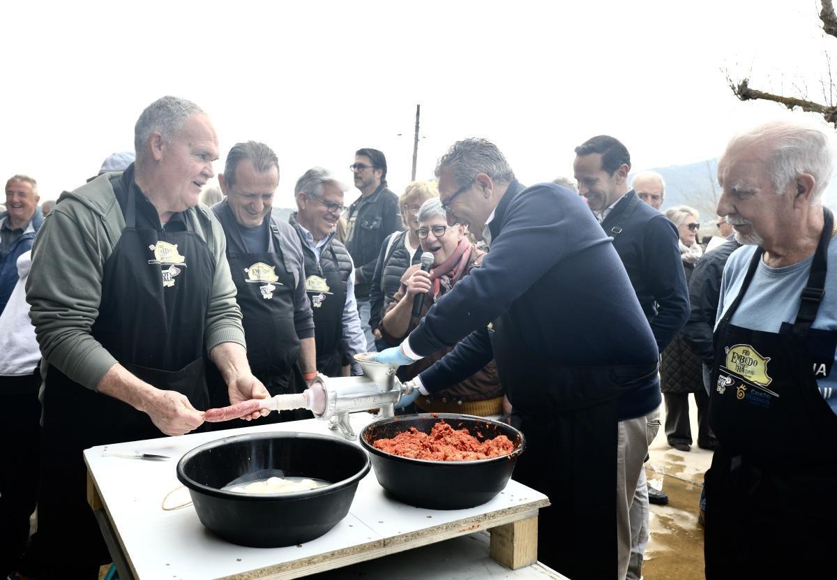 El presidente de la Diputación se convierte en Torraor d'Honor de la XIV Feria del Embutido de la Vall de Pop El presidente de la Diputación se convierte en Torraor d'Honor de la XIV Feria del Embutido de la Vall de Pop