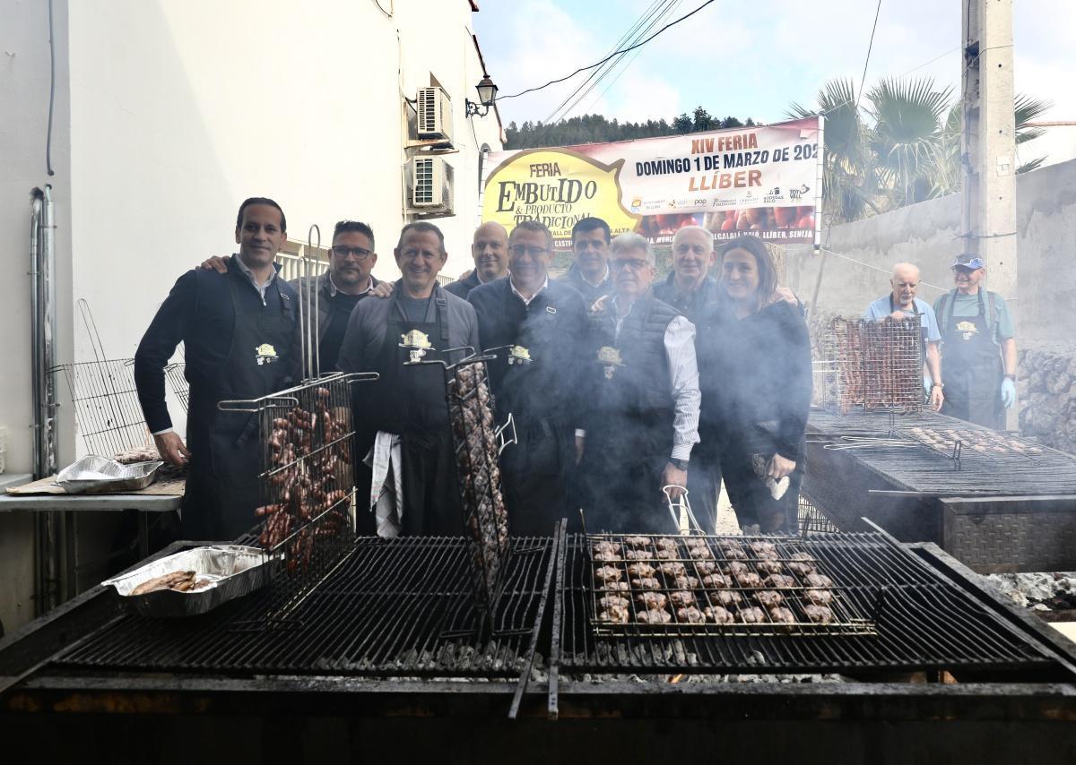 El presidente de la Diputación se convierte en Torraor d'Honor de la XIV Feria del Embutido de la Vall de Pop El presidente de la Diputación se convierte en Torraor d'Honor de la XIV Feria del Embutido de la Vall de Pop