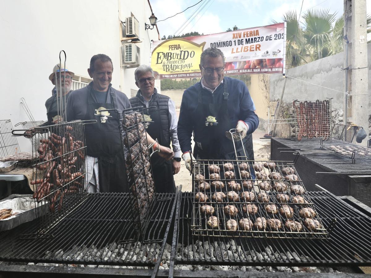 El presidente de la Diputación se convierte en Torraor d'Honor de la XIV Feria del Embutido de la Vall de Pop El presidente de la Diputación se convierte en Torraor d'Honor de la XIV Feria del Embutido de la Vall de Pop