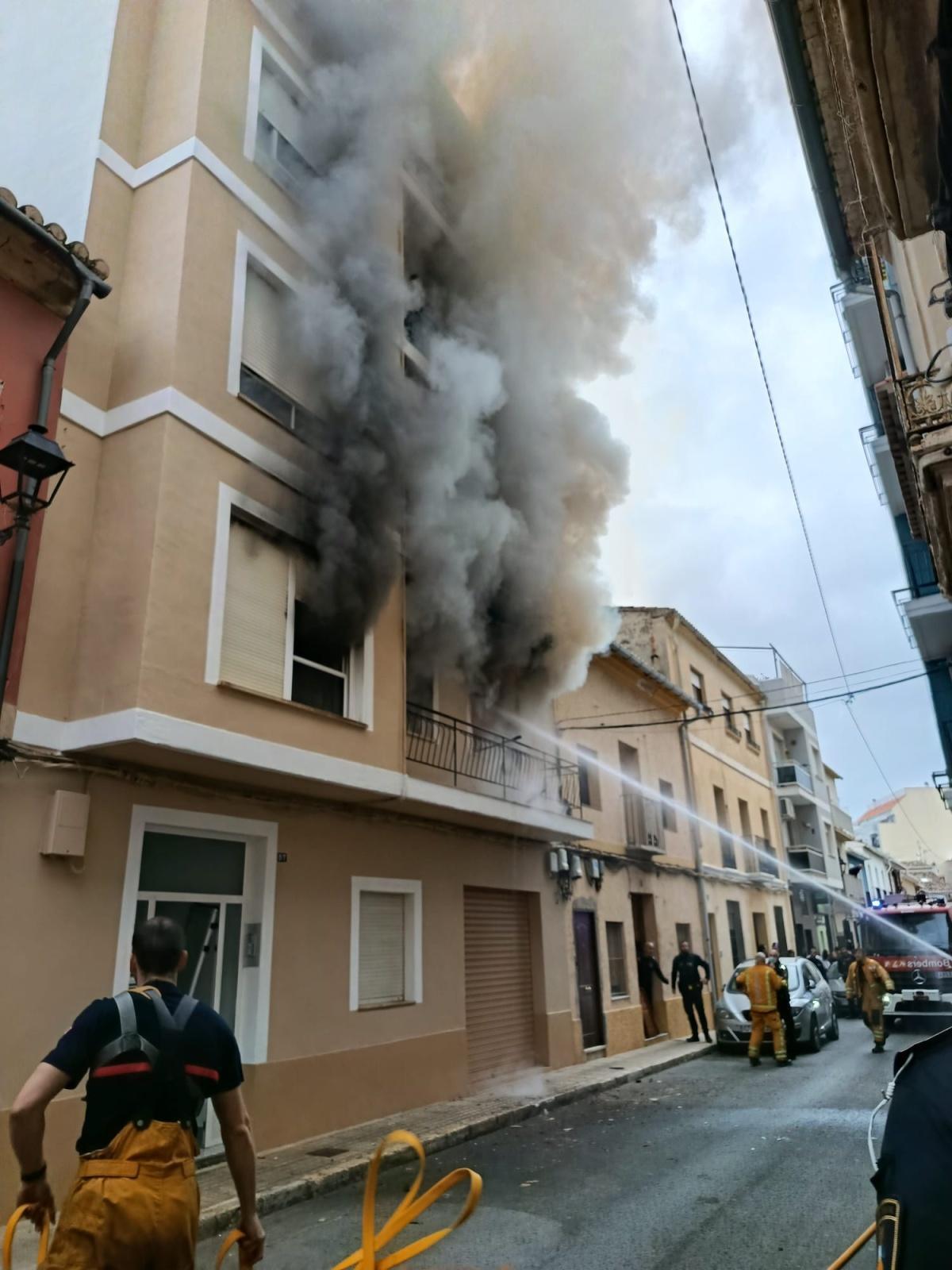 Desalojada una finca de la calle Pare Pere de Dénia por un incendio Desalojada una finca de la calle Pare Pere de Dénia por un incendio