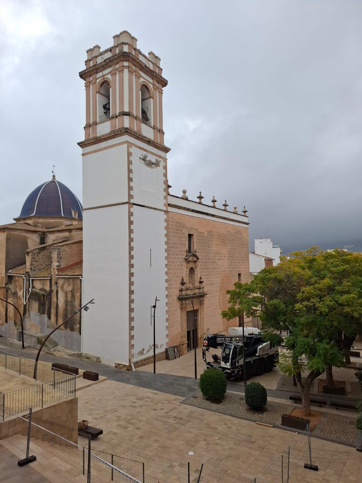 Gran expectación con la bajada de M. Victoria, la campana de la Iglesia de La Asunción de Dénia 