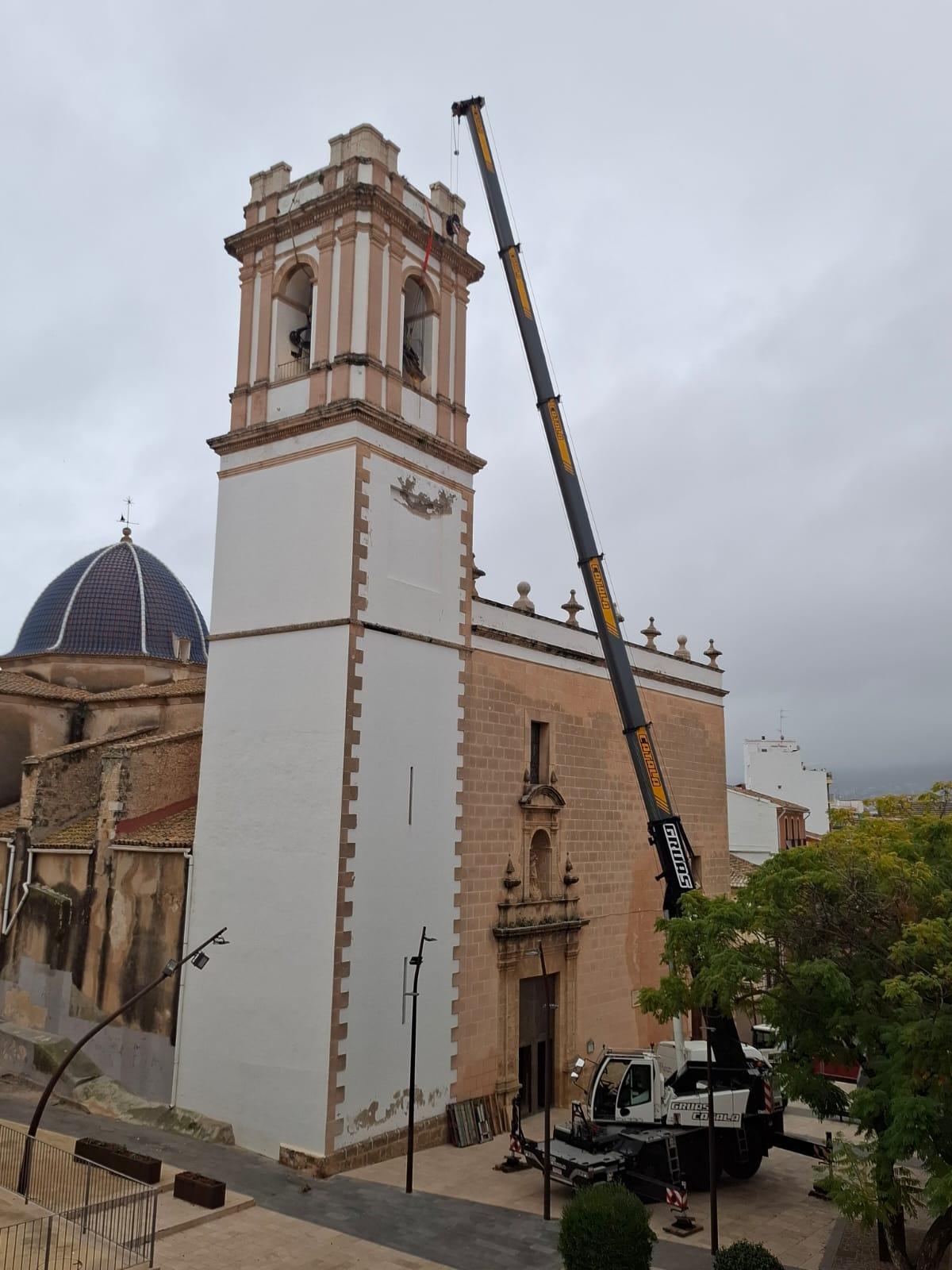 Gran expectación con la bajada de M. Victoria, la campana de la Iglesia de La Asunción de Dénia 
