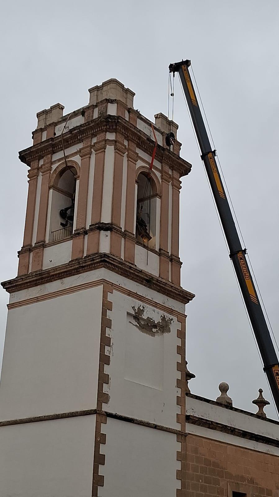 Gran expectación con la bajada de M. Victoria, la campana de la Iglesia de La Asunción de Dénia 