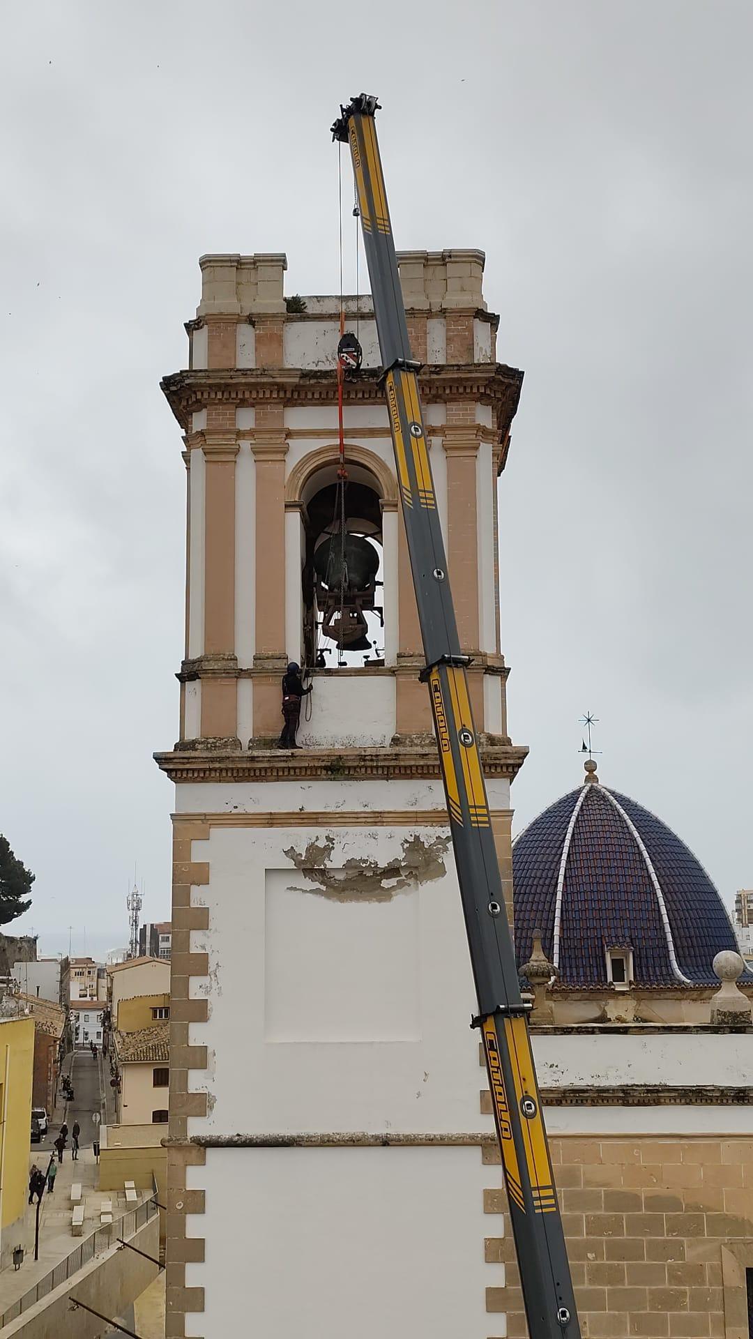 Gran expectación con la bajada de M. Victoria, la campana de la Iglesia de La Asunción de Dénia 