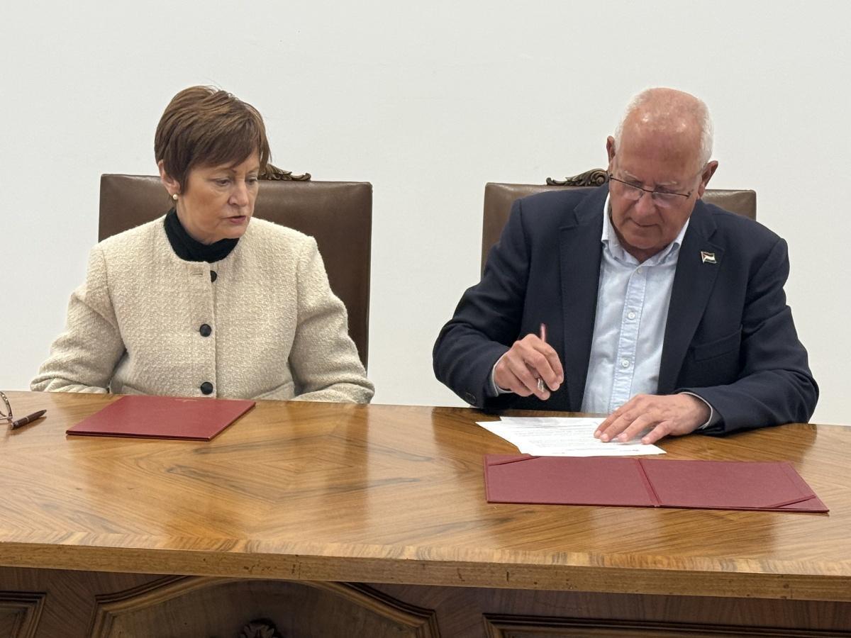 La Universitat de València y el Ayuntamiento de Dénia firman un convenio para dar luz verde a una sede universitaria La Universitat de València y el Ayuntamiento de Dénia firman un convenio para dar luz verde a una sede universitaria