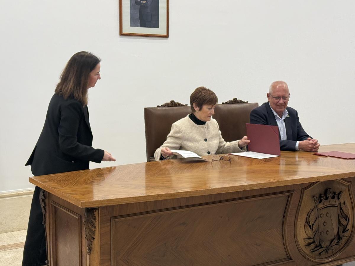 La Universitat de València y el Ayuntamiento de Dénia firman un convenio para dar luz verde a una sede universitaria