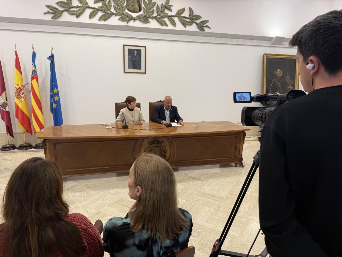 La Universitat de València y el Ayuntamiento de Dénia firman un convenio para dar luz verde a una sede universitaria La Universitat de València y el Ayuntamiento de Dénia firman un convenio para dar luz verde a una sede universitaria