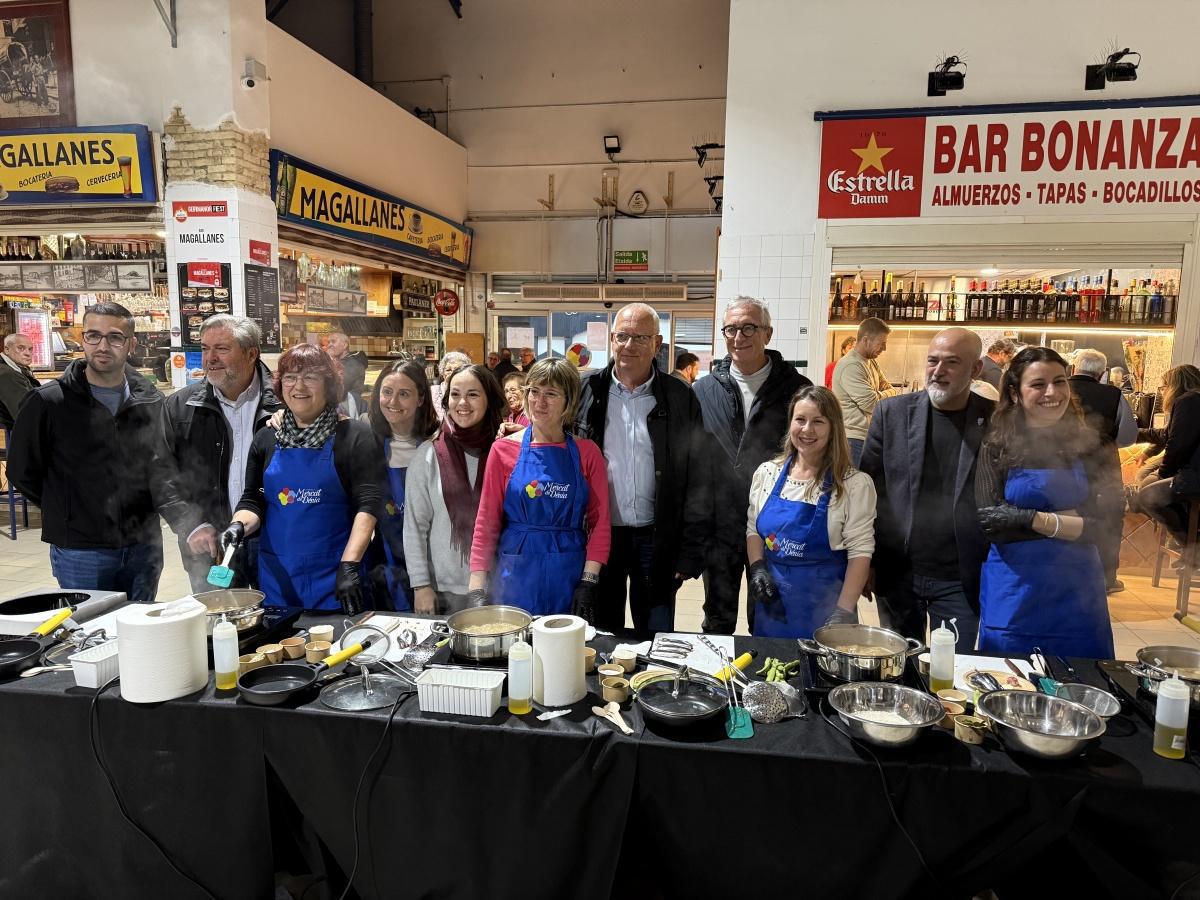 Mujeres de la prensa cocinan igualdad en el Mercado de Dénia