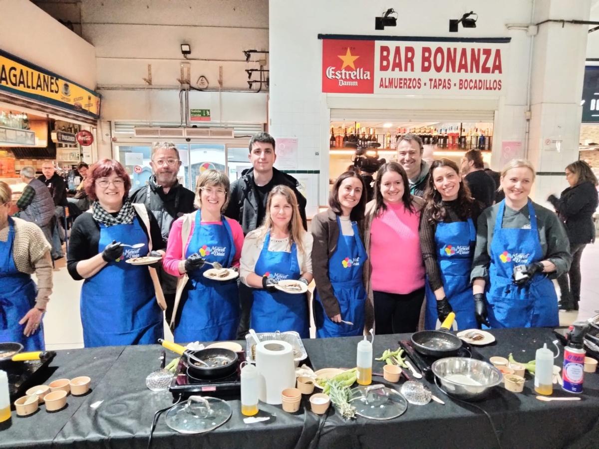 Mujeres de la prensa cocinan igualdad en el Mercado de Dénia