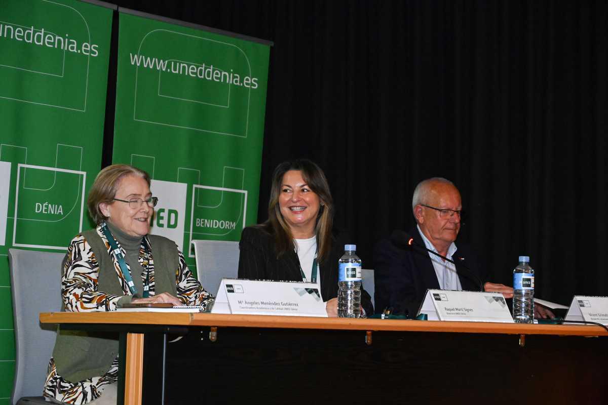 UNED Dénia celebra el XII Seminario de Estudiantes para visibilizar investigaciones de fin de grado y máster UNED Dénia celebra el XII Seminario de Estudiantes para visibilizar investigaciones de fin de grado y máster