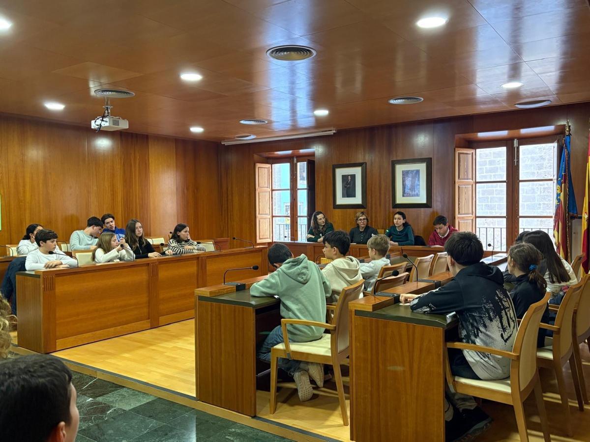 La infancia imagina la Xàbia del futuro en una sesión extraordinaria del Consell d’Infància