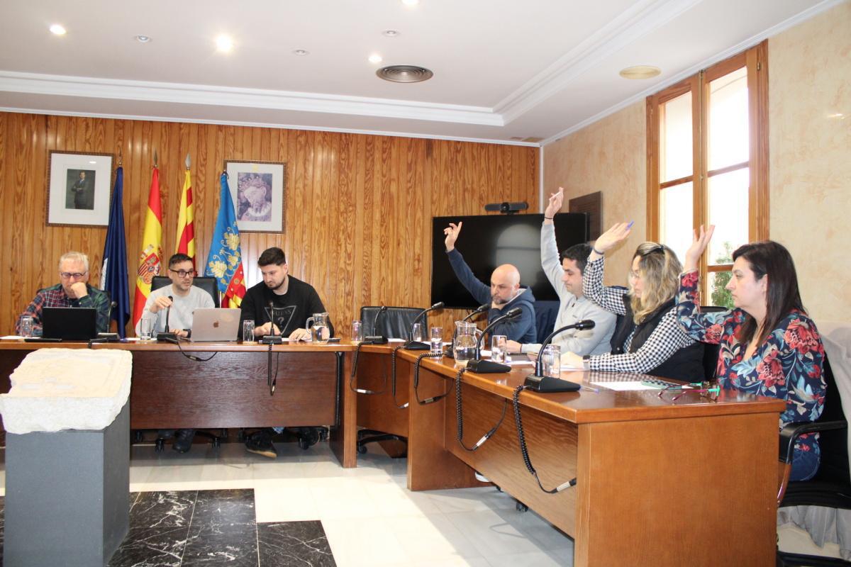 El pleno de Ondara aprueba la ejecución de la sentencia del Espai Jove y aplaza la votación de Inversiones 2026