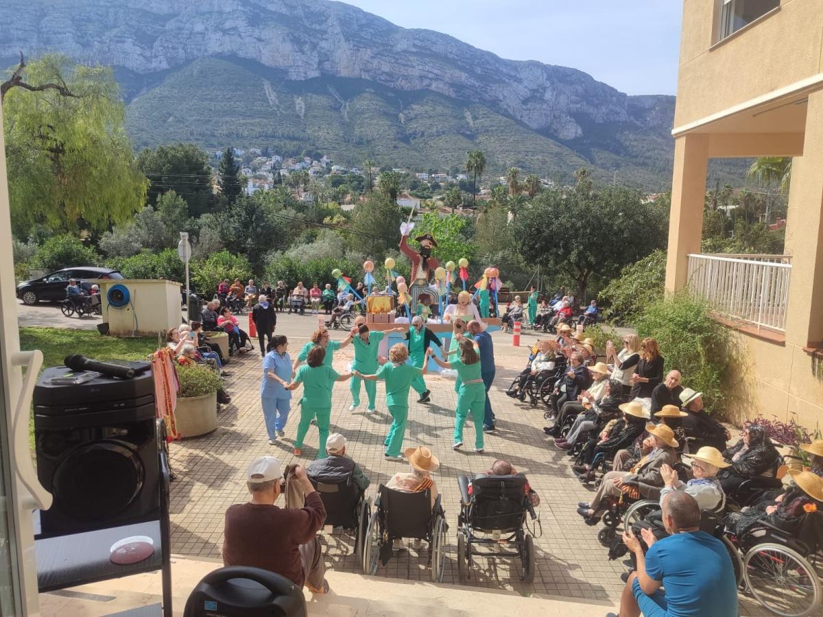 Los residentes de Santa Llúcia en Dénia se convierten en artistas falleros y preparan su propia falla