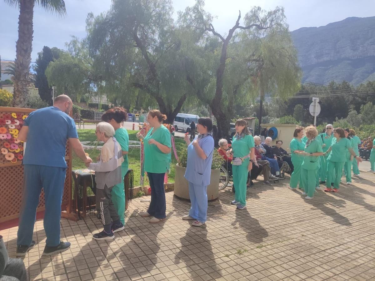 Los residentes de Santa Llúcia en Dénia se convierten en artistas falleros y preparan su propia falla Los residentes de Santa Llúcia en Dénia se convierten en artistas falleros y preparan su propia falla