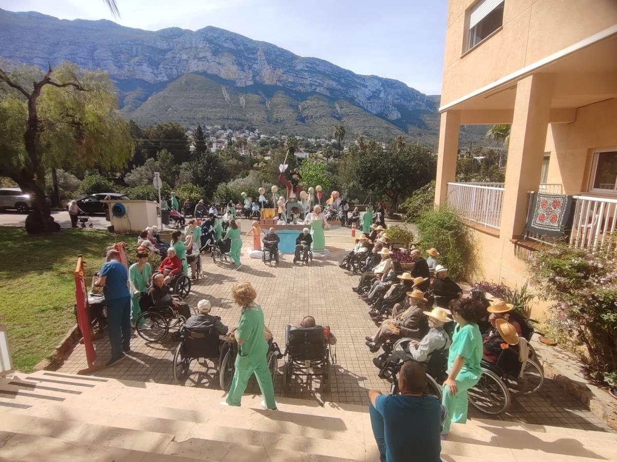 Los residentes de Santa Llúcia en Dénia se convierten en artistas falleros y preparan su propia falla