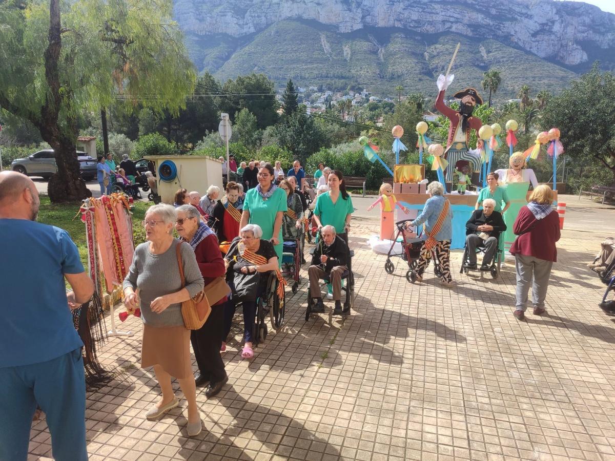 Los residentes de Santa Llúcia en Dénia se convierten en artistas falleros y preparan su propia falla