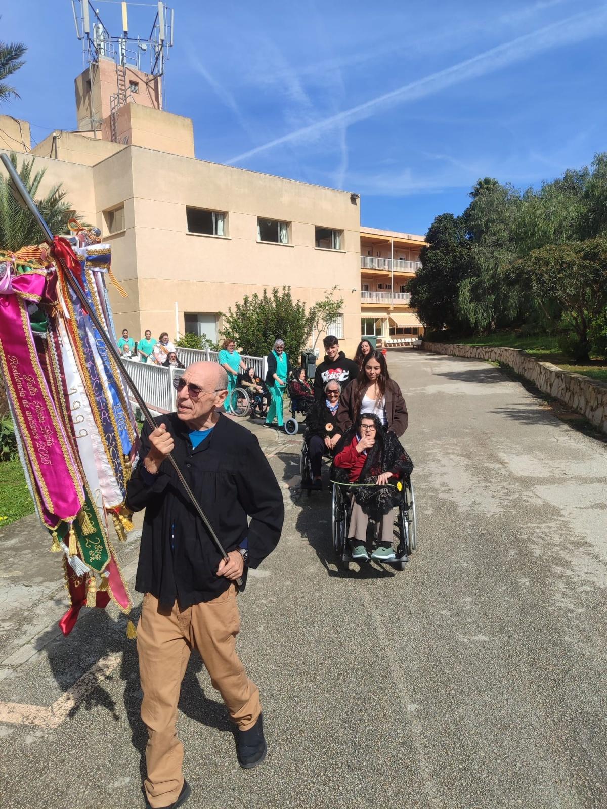 Los residentes de Santa Llúcia en Dénia se convierten en artistas falleros y preparan su propia falla Los residentes de Santa Llúcia en Dénia se convierten en artistas falleros y preparan su propia falla