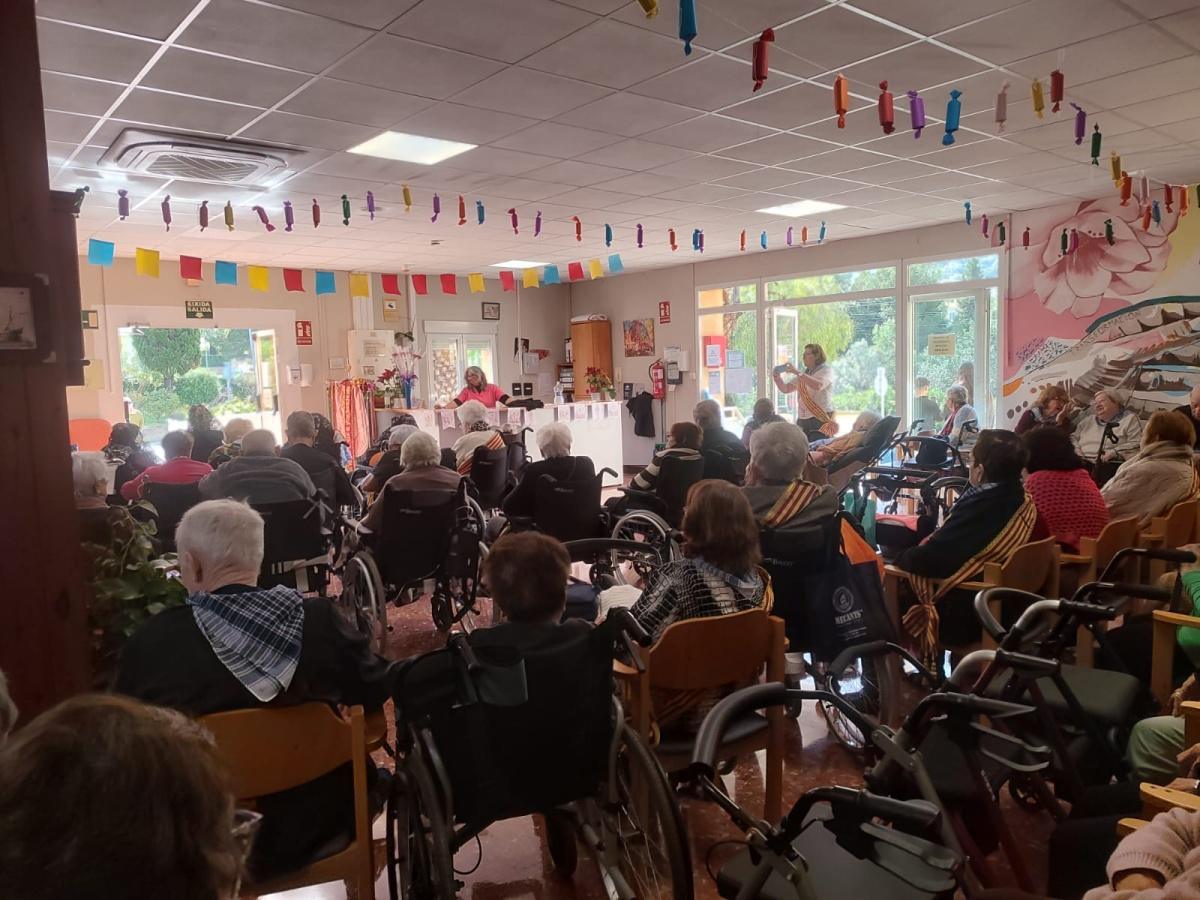 Los residentes de Santa Llúcia en Dénia se convierten en artistas falleros y preparan su propia falla