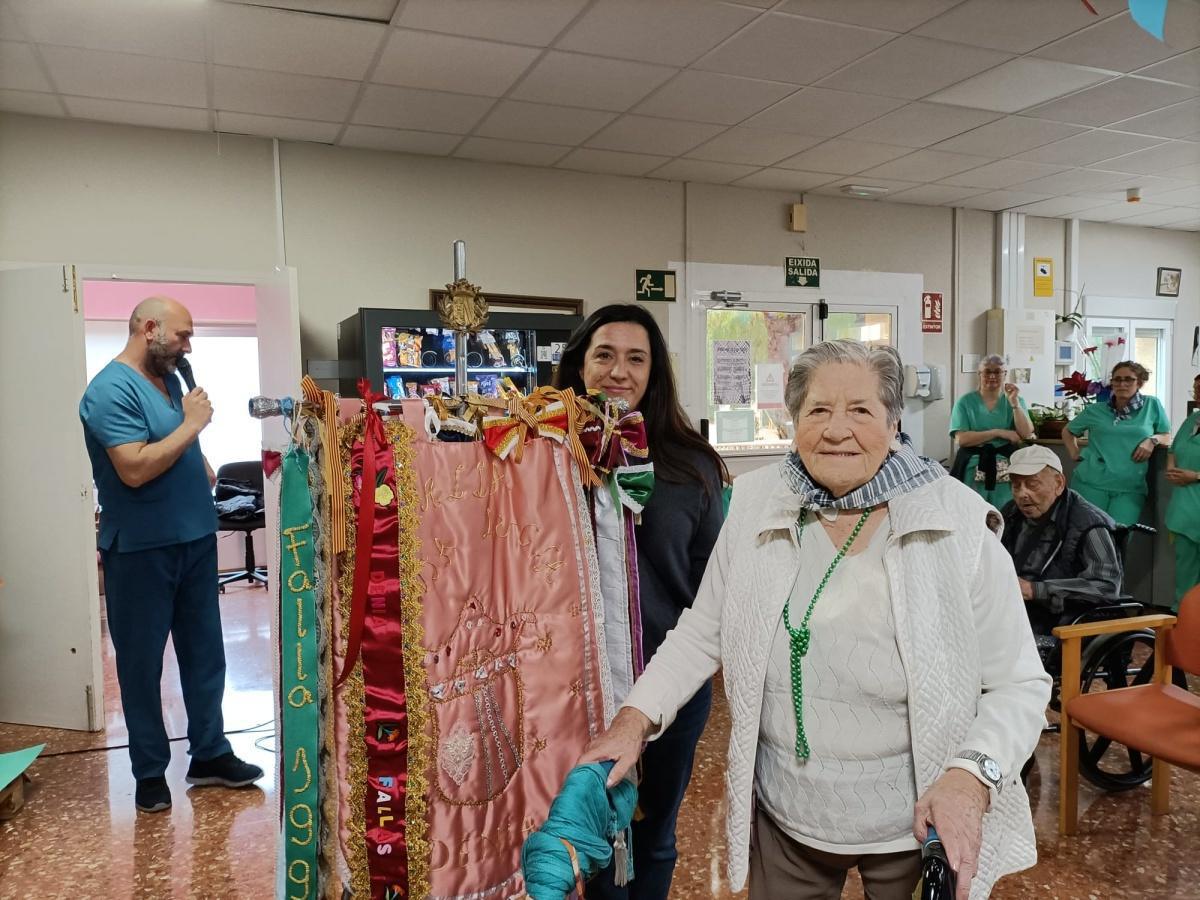 Los residentes de Santa Llúcia en Dénia se convierten en artistas falleros y preparan su propia falla Los residentes de Santa Llúcia en Dénia se convierten en artistas falleros y preparan su propia falla